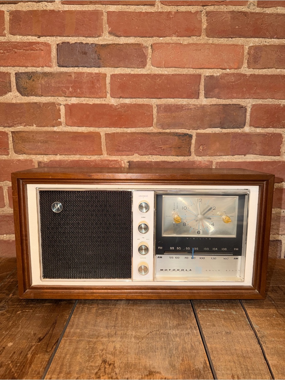 Vintage Motorola Brown Wood AM/FM Radio with Black Speaker Grill Light Blue